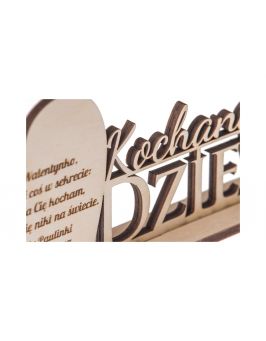 Napis na podstawce "Kochana Dziewczyna"
