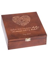 Pudełko drewniane 22x22x8 - prezent na walentynki, kolor brąz, grawer